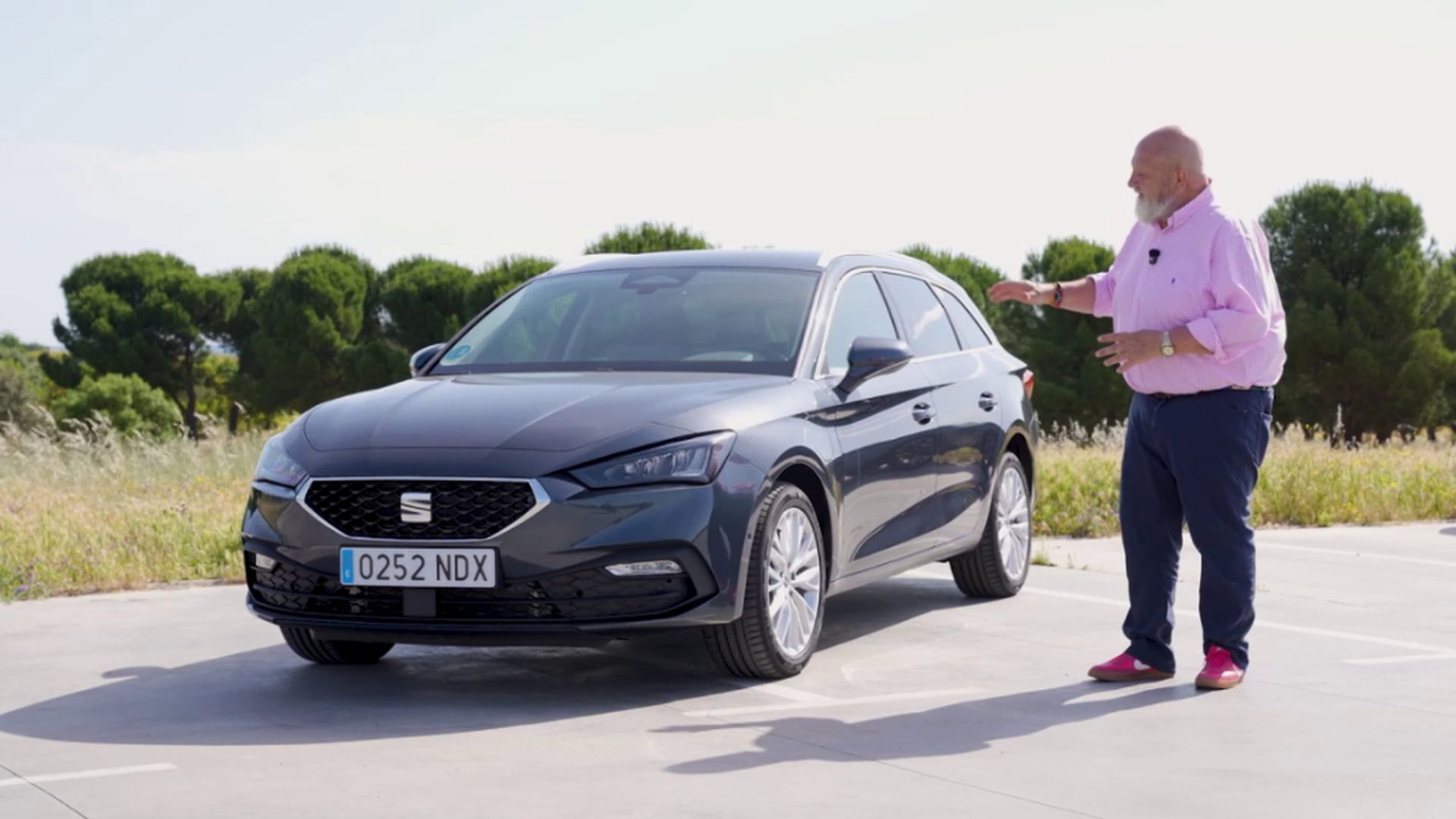 Gonzalo Serrano y el SEAT León SportTourer e-Hybrid
