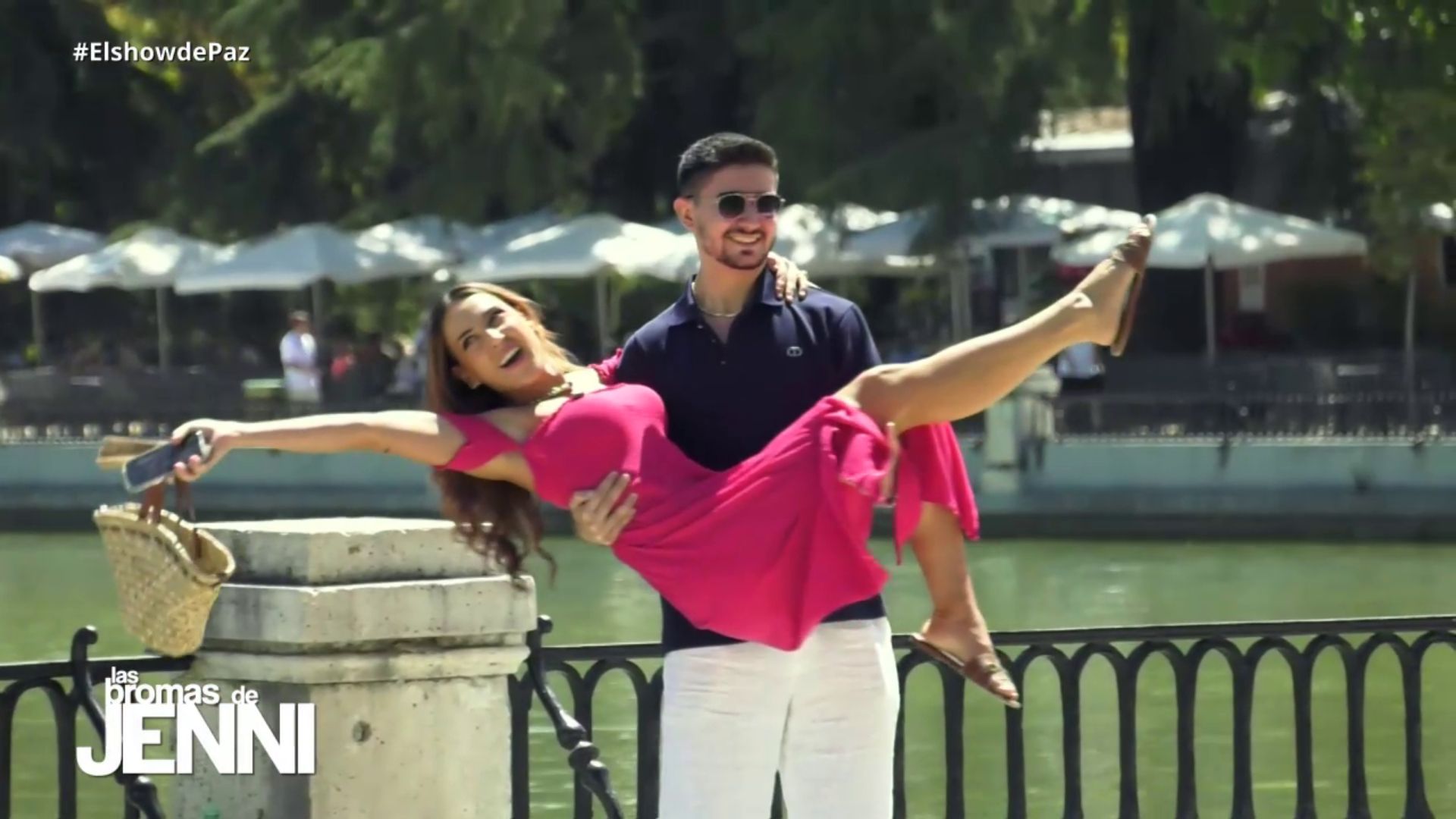 Jenni se cuela en las fotos de desconocidos