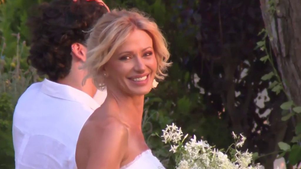 Las primeras imágenes de Susanna Griso vestida de novia camino al altar para darse el 'sí, quiero' con Luis Enriquez