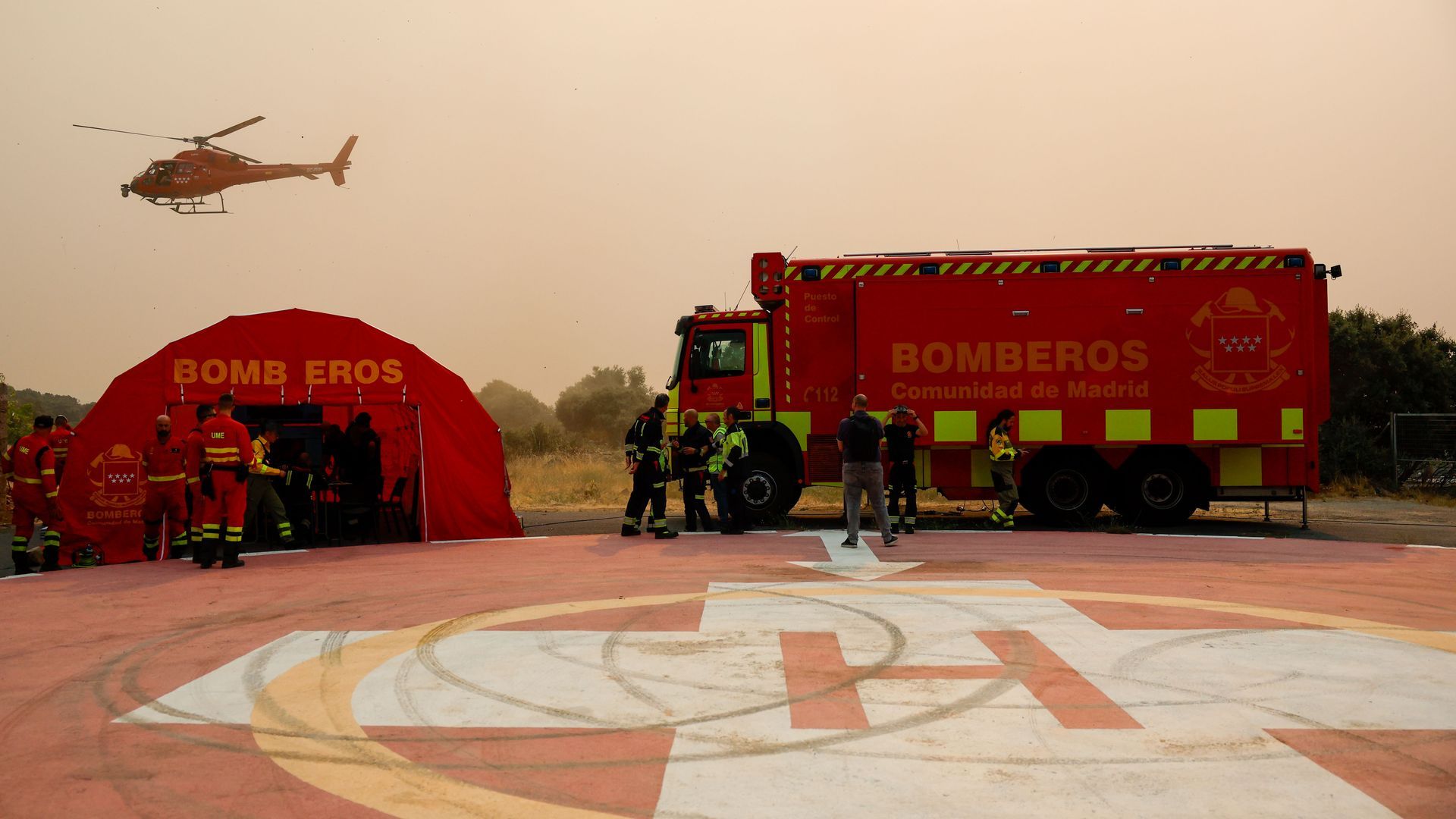 Última hora de los incendios en Madrid y Ávila: desalojan el Puesto de Mando Avanzado de Cenicientos por la proximidad del fuego Última hora de los incendios en Madrid y Ávila: desalojan el Puesto de Mando Avanzado de Cenicientos por la proximidad del fuego
