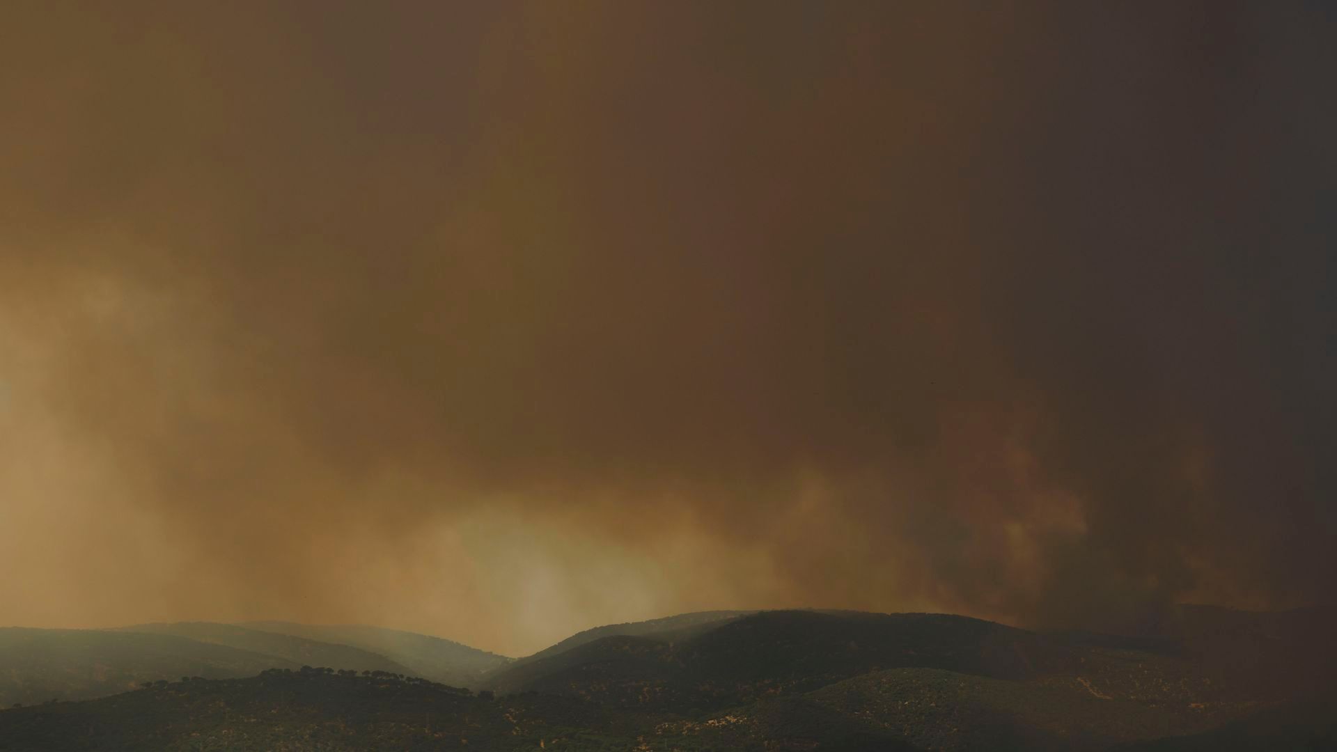 Última hora de los incendios en Madrid y Ávila: ya son más de 60.000 las personas confinadas o evacuadas