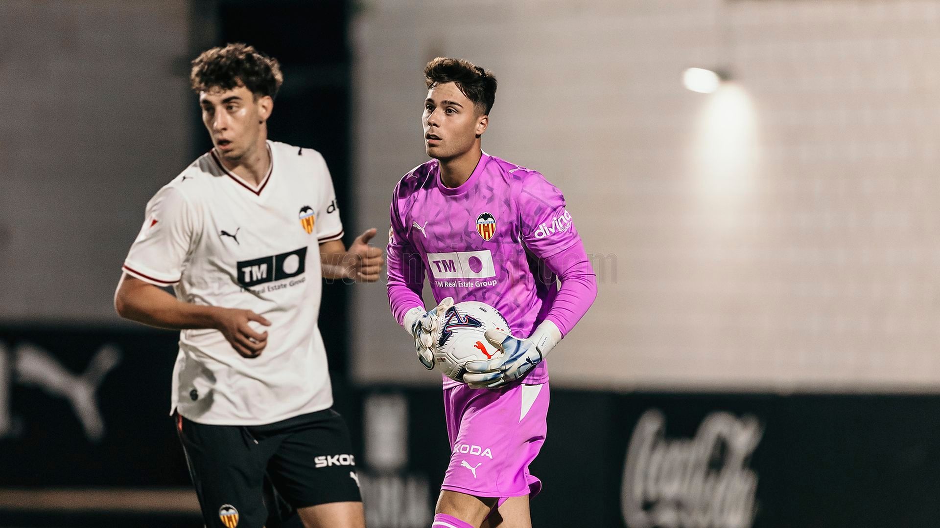Vicent Abril, portero del Valencia CF, e Íker Córdoba