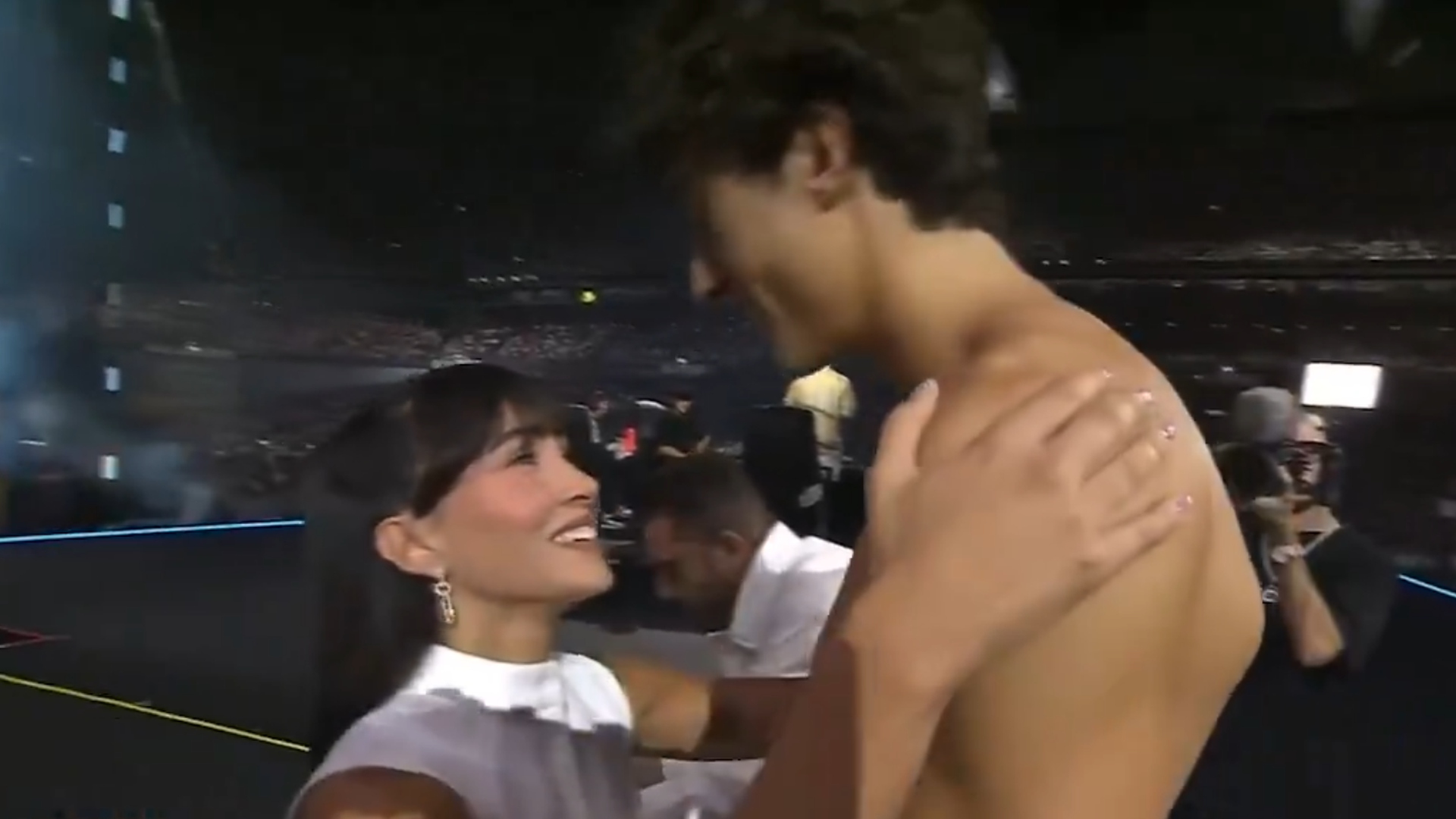 Aitana apoya a Plex en La Velada durante su entrada al ring: la pareja desata la locura tras fundirse en un beso antes del combate Aitana apoya a Plex en La Velada durante su entrada al ring: la pareja desata la locura tras fundirse en un beso antes del combate