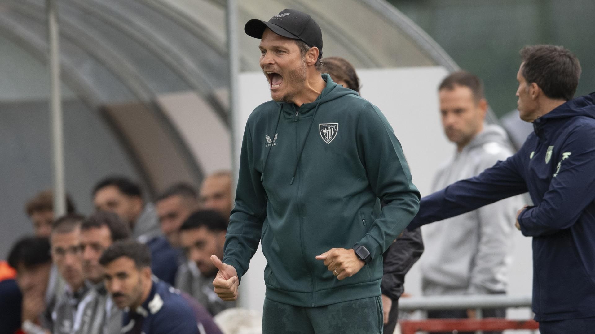 Edin Terzic da indicaciones durante el Athletic-Eibar Edin Terzic da indicaciones durante el Athletic-Eibar