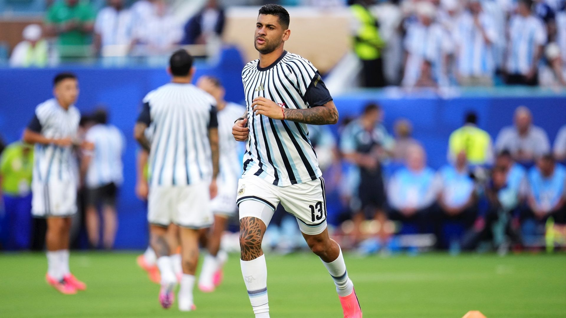El Cuti Romero calienta antes de un partido de Argentina