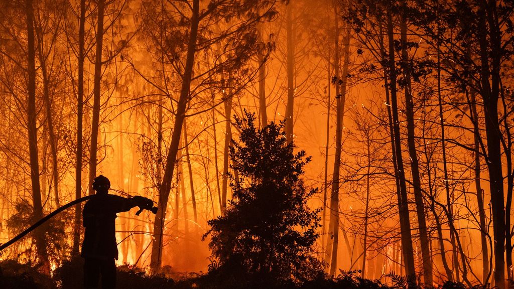 El incendio en la región francesa de Landas está "mejor contenido", pero no bajo control