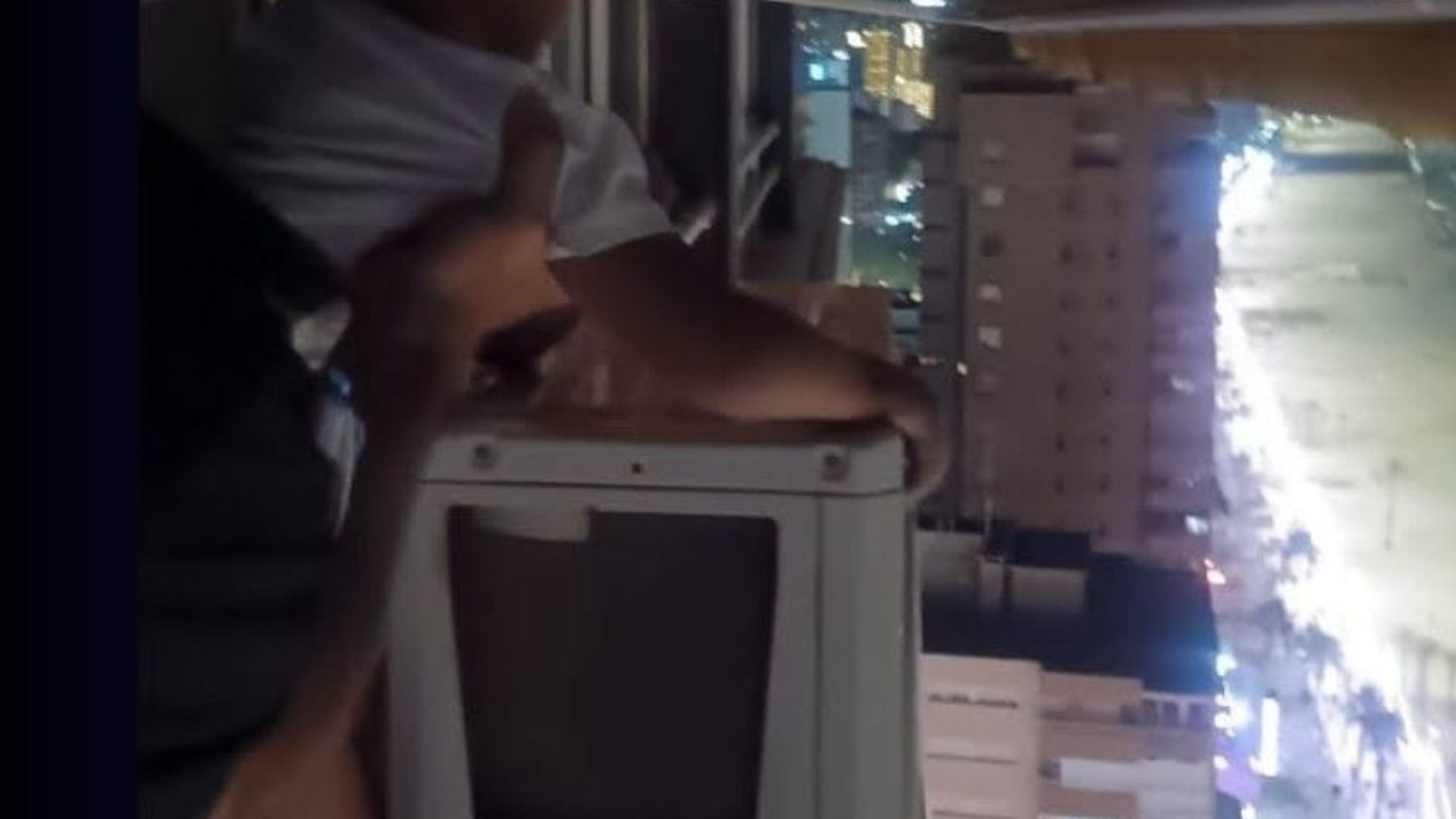 La Policía rescata a un niño de ocho años que estaba sobre un aire acondicionado en un piso 21 y detiene al padre La Policía rescata a un niño de ocho años que estaba sobre un aire acondicionado en un piso 21 y detiene al padre