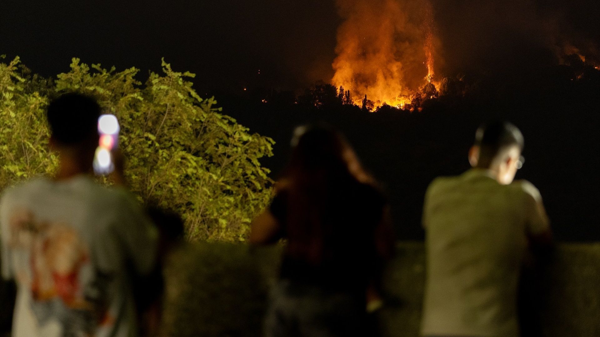 La UME asegura que el incendio entre Ávila y Madrid está contenido aunque mantiene "cabezas activas" La UME asegura que el incendio entre Ávila y Madrid está contenido aunque mantiene "cabezas activas"