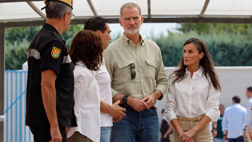 Los reyes visitan a los afectados por los incendios y Felipe VI invita a reflexionar para ver "qué se puede hacer mejor" en el futuroe