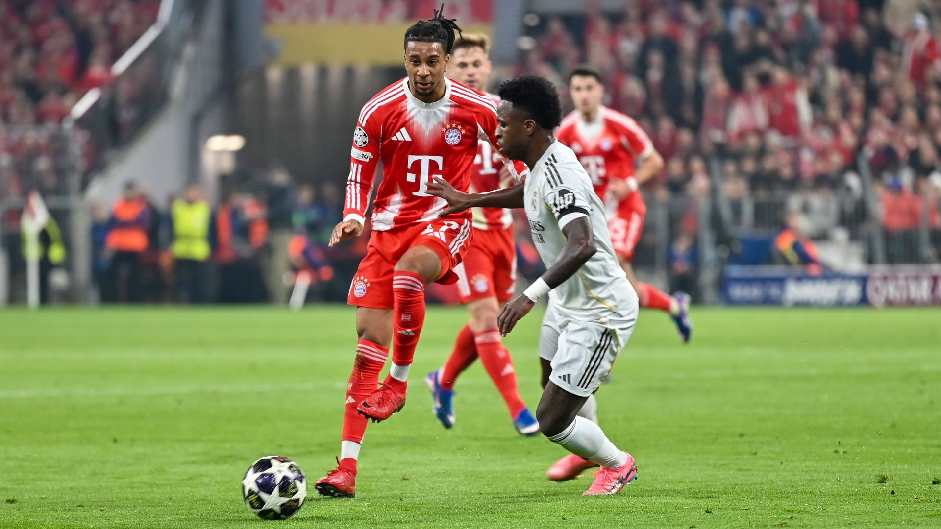 Michael Olise y Vinicius Jr., durante el Bayern-Real Madrid Michael Olise y Vinicius Jr., durante el Bayern-Real Madrid