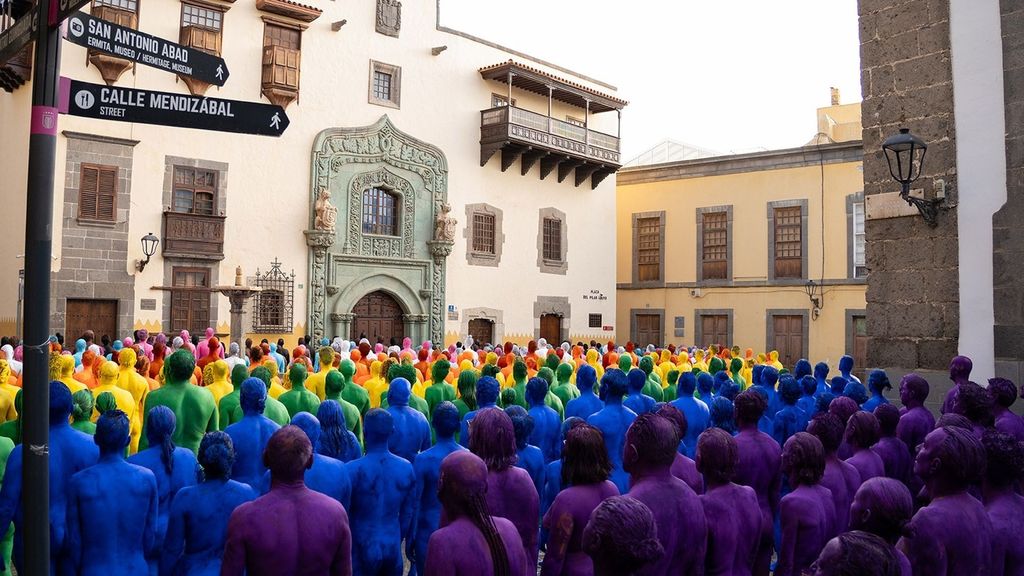Spencer Tunick reivindica la inclusión LGTBIQ+ en Canarias con el desnudo de 500 personas frente a la catedral