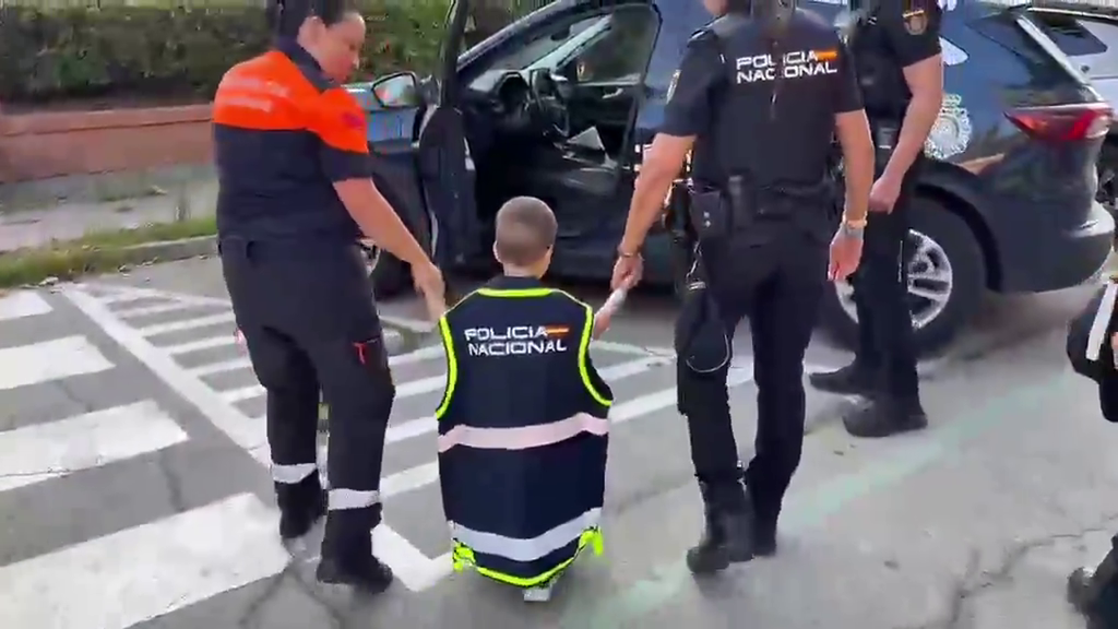 Bilal, el niño invidente que ha conquistado a la Policía en su realojo en Alcobendas por los incendios de Madrid: "Se ha quedado con nuestro corazón"