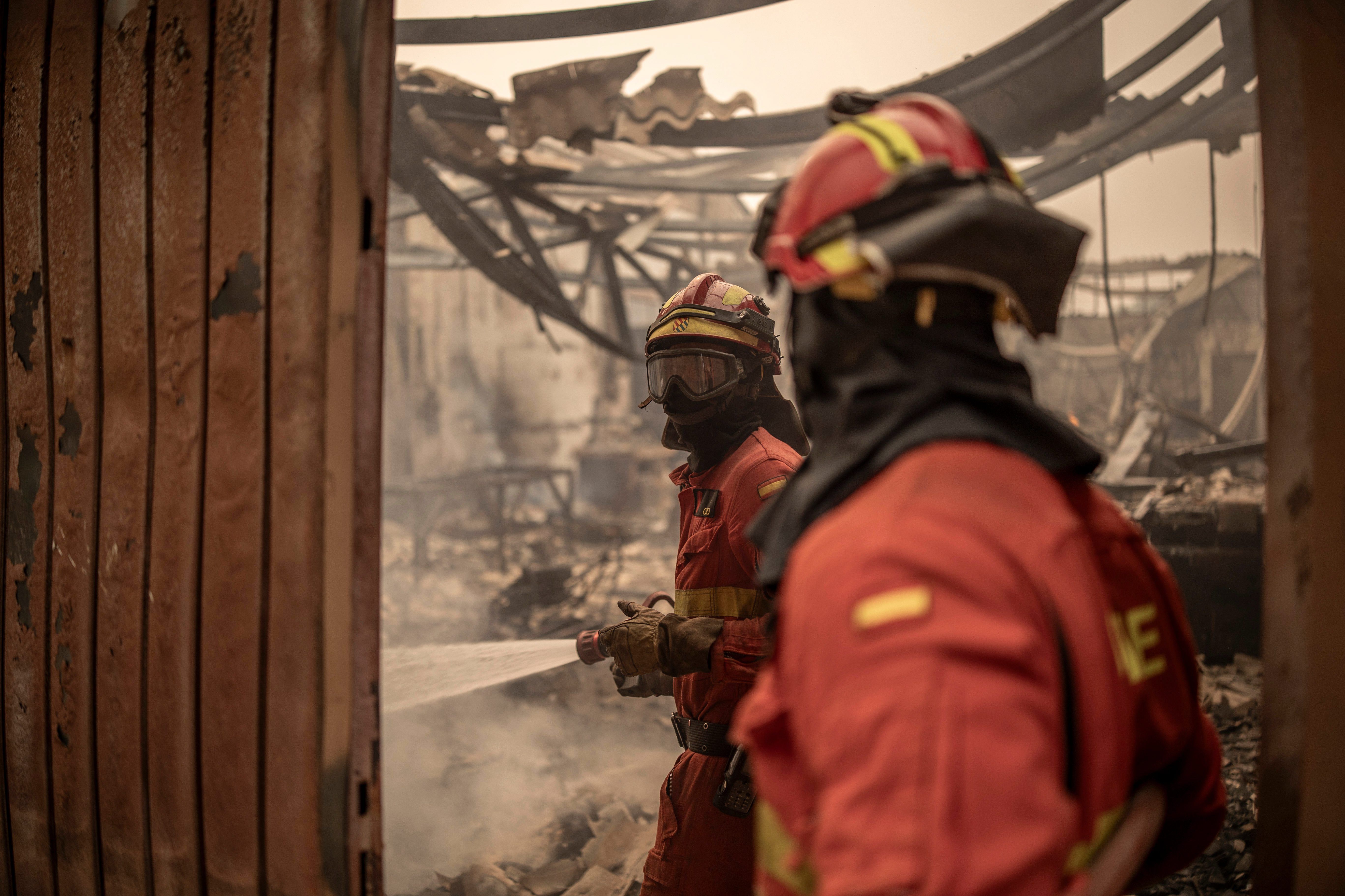Bomberos extinguiendo el incendio del valle del Tiétar