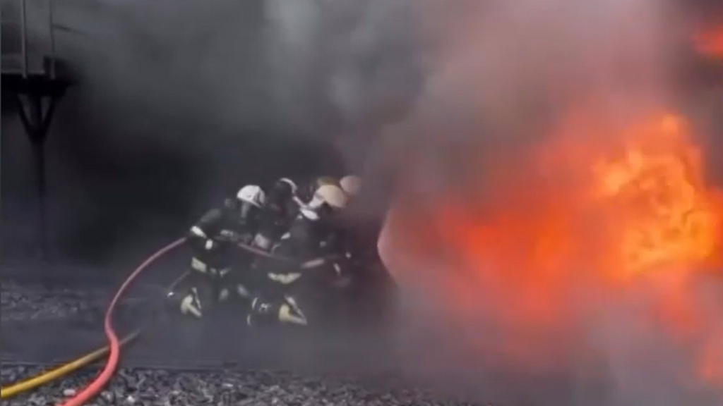 Incendios cada vez más agresivos obligan a los bomberos a jugarse la vida para frenar el avance de las llamas