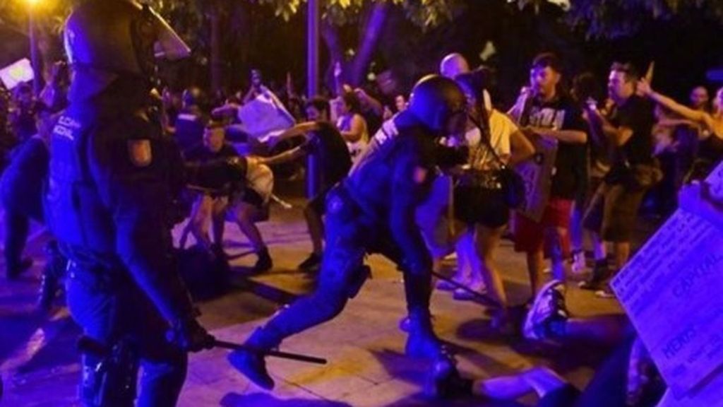 La Policía carga contra la manifestación por el turismo masivo en Mallorca
