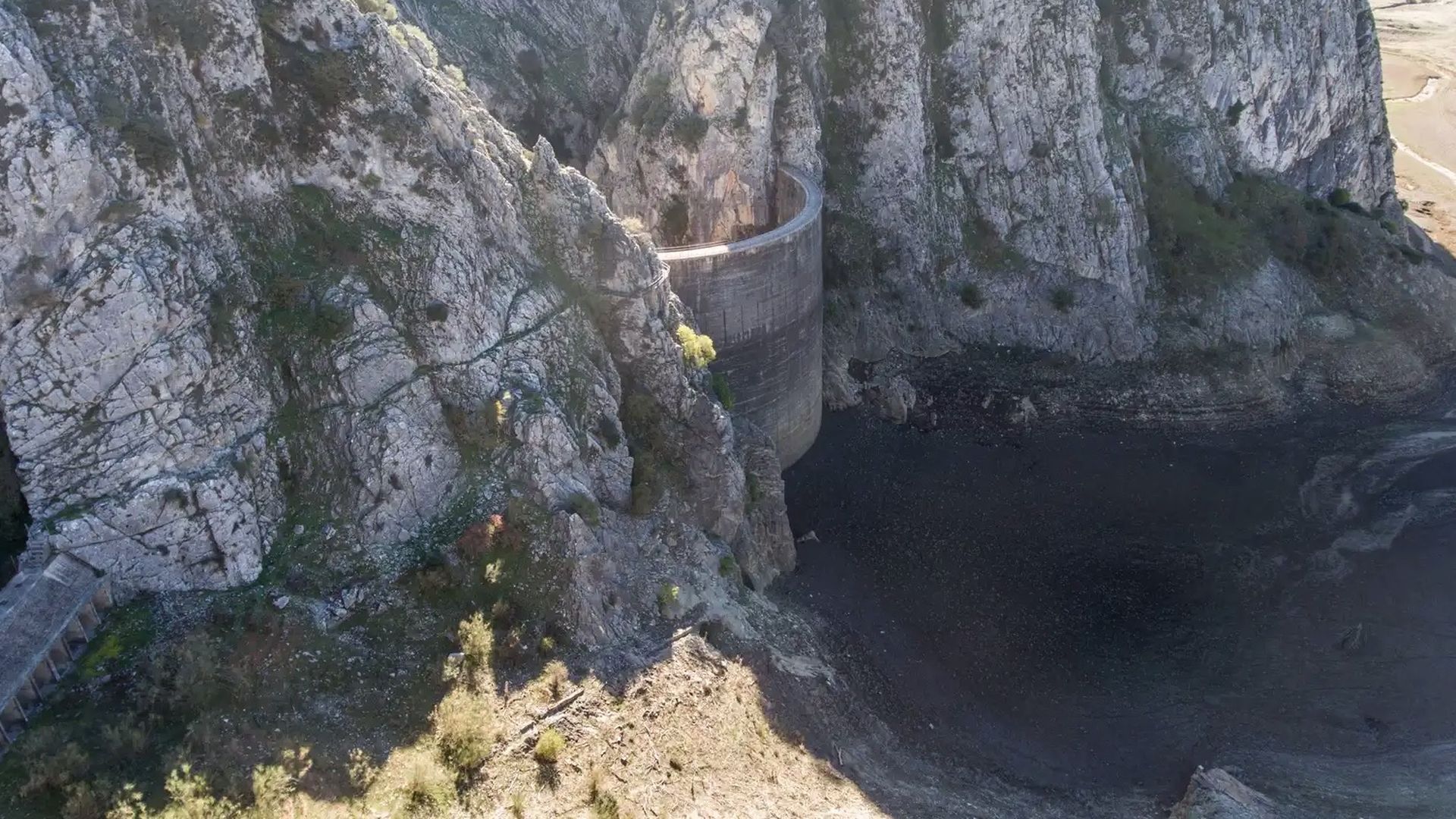 El 'defecto' de la presa de Montejaque que la ha dejado seca tras llenarse por primera vez en 100 años: pierde agua por el suelo El 'defecto' de la presa de Montejaque que la ha dejado seca tras llenarse por primera vez en 100 años: pierde agua por el suelo