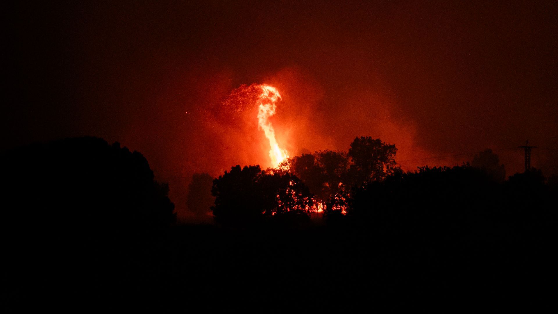El detenido por el incendio de Ávila utilizó maquinaria prohibida para abrir caminos en Burgohondo y unas chispas desataron el fuego El detenido por el incendio de Ávila utilizó maquinaria prohibida para abrir caminos en Burgohondo y unas chispas desataron el fuego