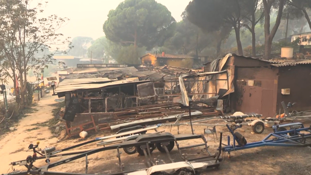 El incendio arrasa el corazón turístico del Pantano de San Juan: viviendas y negocios calcinados