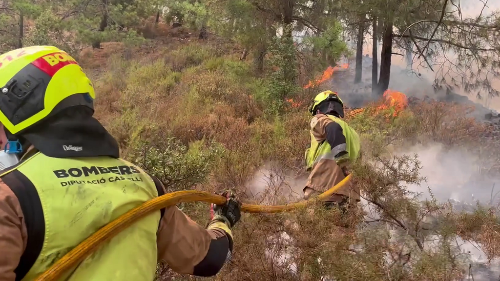 El incendio de la Vall d'Uixó, en Castellón, ha duplicado su perímetro y ya ha arrasado 7.000 hectáreas: trabajan para atracar rebrotes del fuego