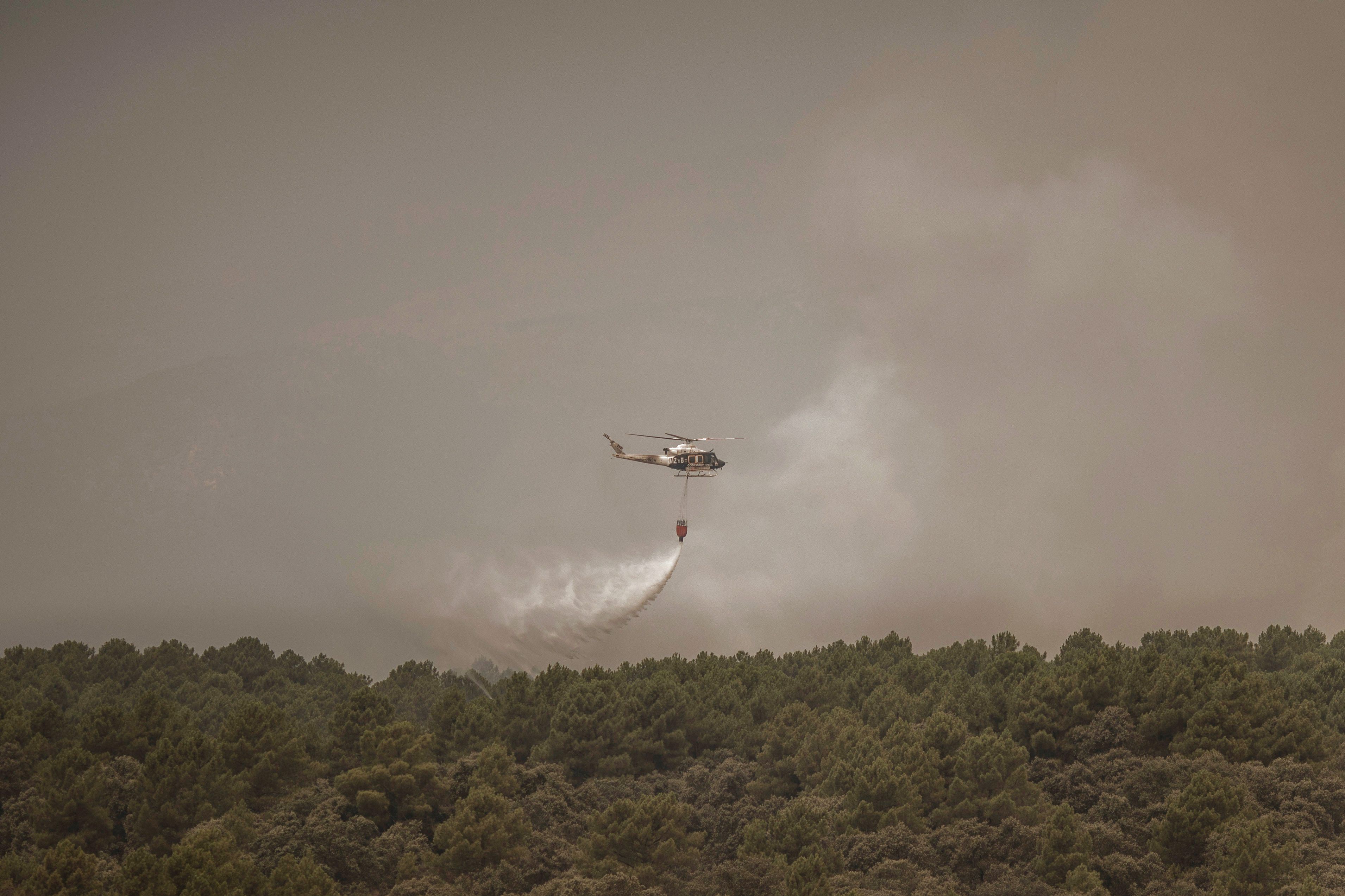 Helicóptero ayudando en las tareas de extinción