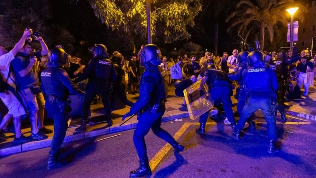 La Policía culpa a los manifestantes violentos de las cargas en Palma de Mallorca