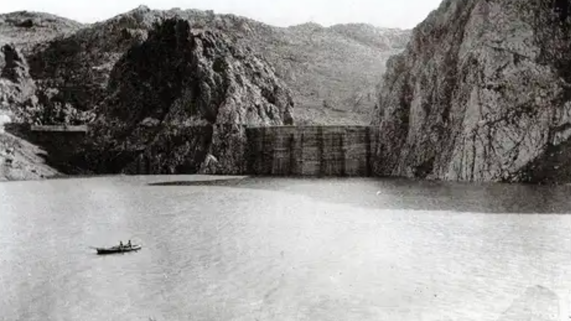 El 'defecto' de la presa de Montejaque que la ha dejado seca tras llenarse por primera vez en 100 años: pierde agua por el suelo