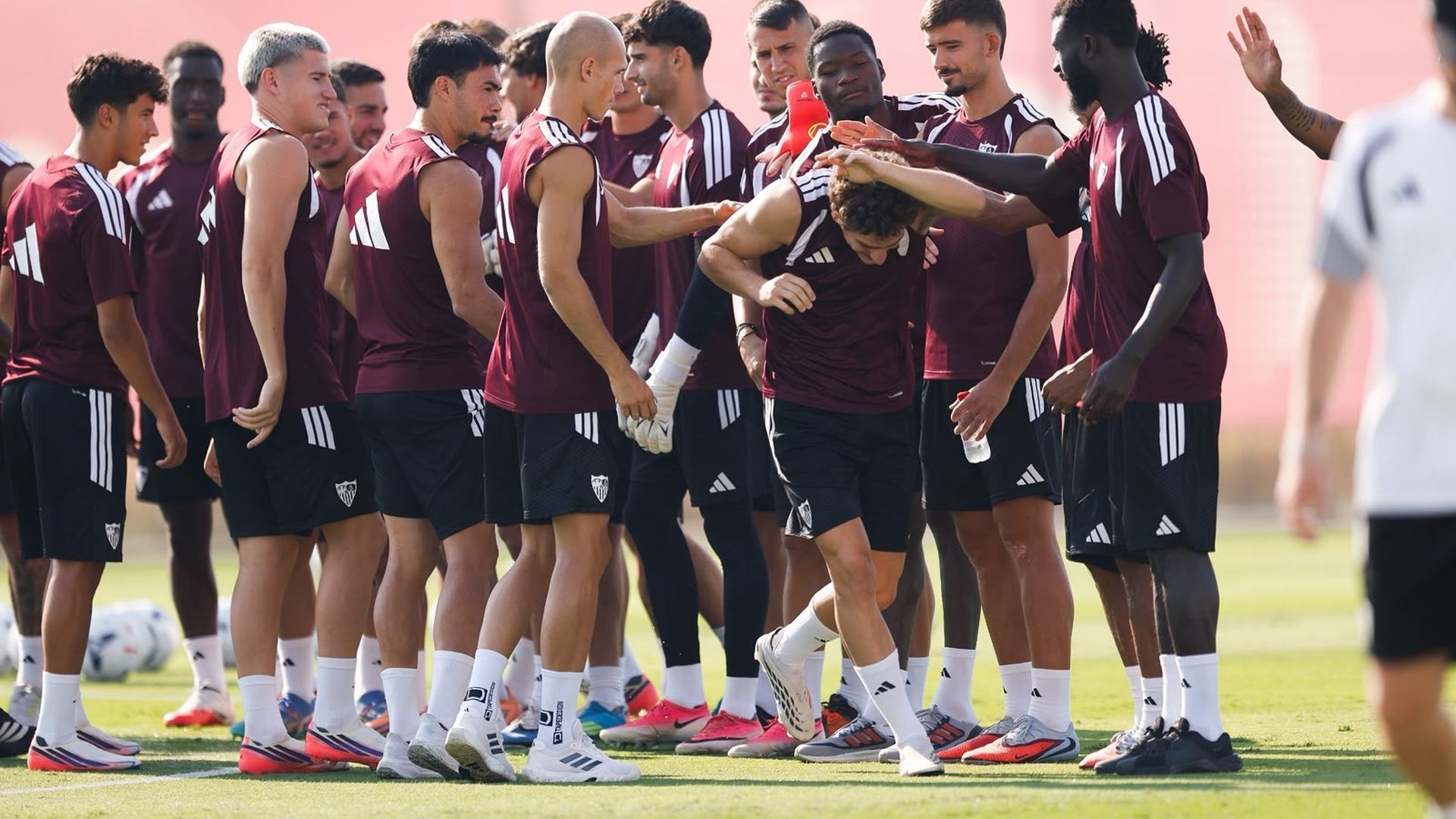Oso, en el grupo, en el entrenamiento de este lunes Oso, en el grupo, en el entrenamiento de este lunes