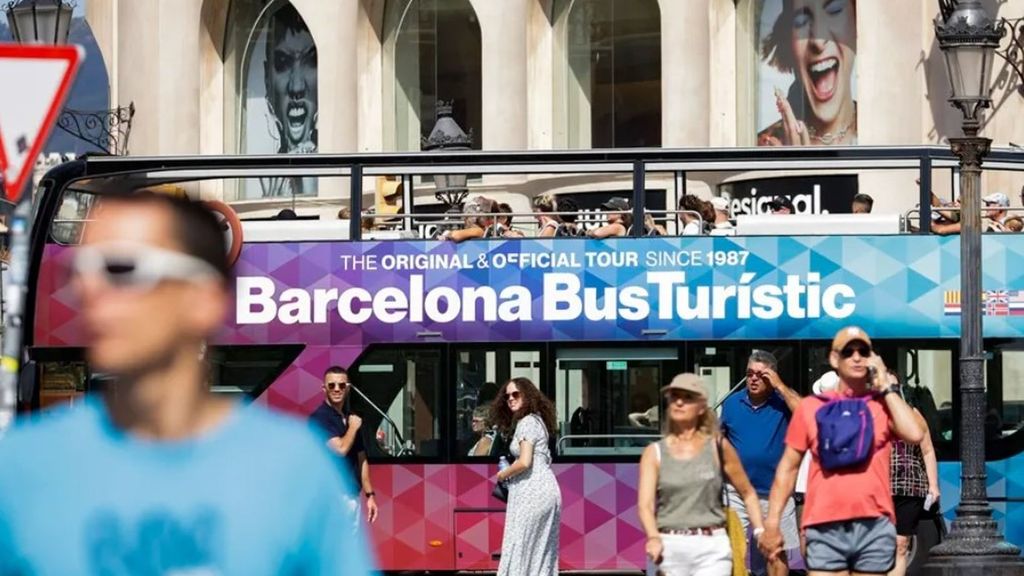 Barcelona no quiere más turismo:  siete de cada diez vecinos creen que la ciudad no puede acoger a más visitantes