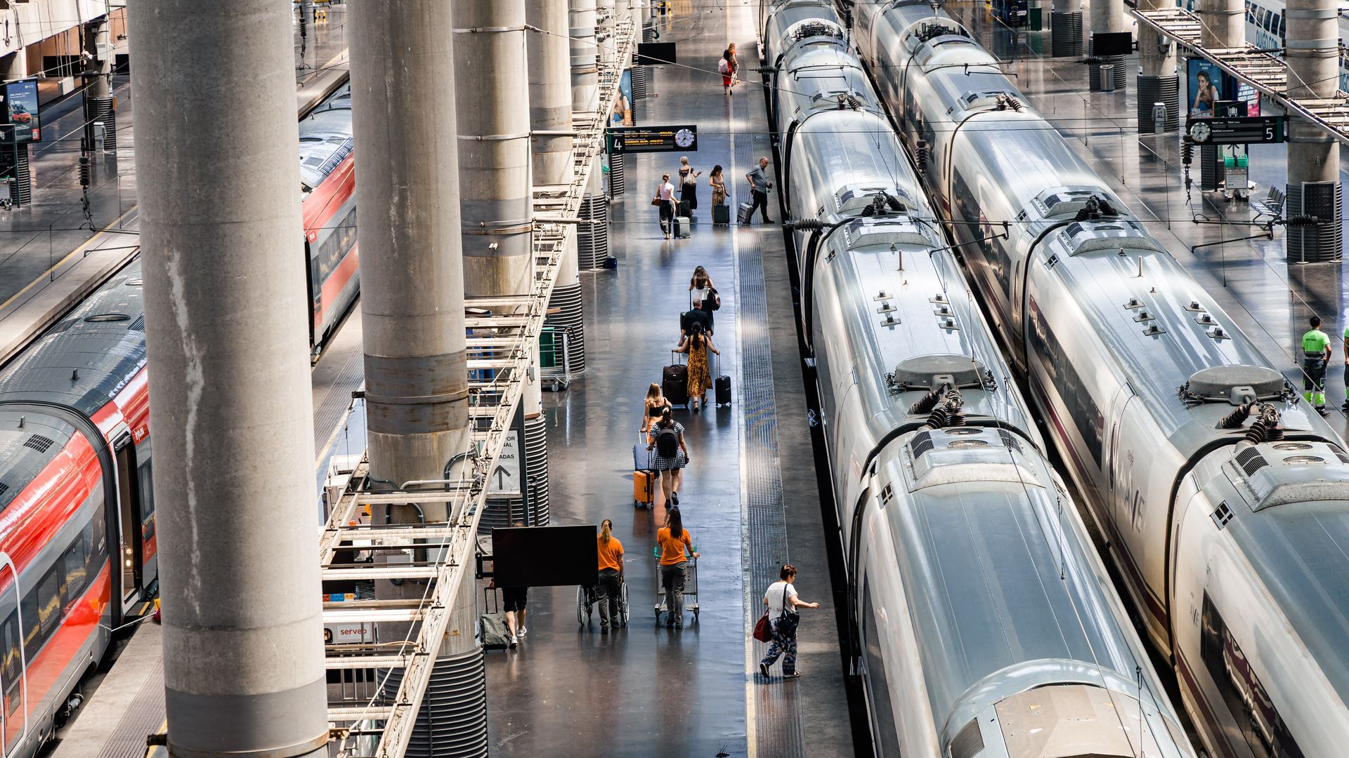 Varias personas entran en el AVE durante la segunda operación salida del verano 2026, en la Estación de Madrid Puerta de Atocha - Almudena Grandes Varias personas entran en el AVE durante la segunda operación salida del verano 2026, en la Estación de Madrid Puerta de Atocha - Almudena Grandes