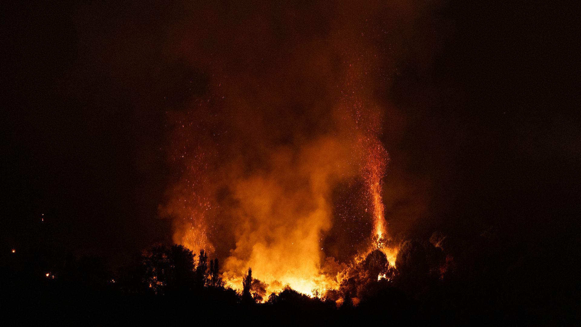 Vista nocturna del incendio, a 25 de julio de 2026, en San Martín de Valdeiglesias, Madrid