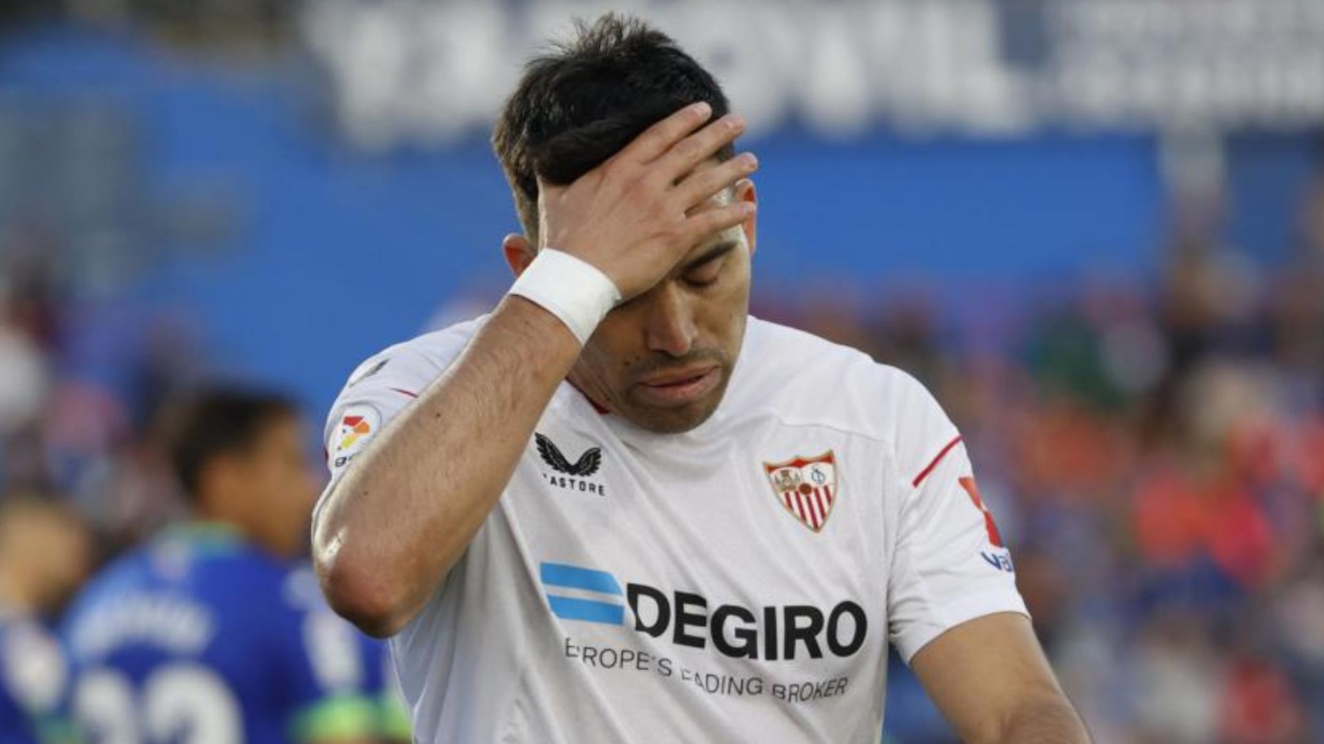 Acuña se lamenta en un partido del Sevilla