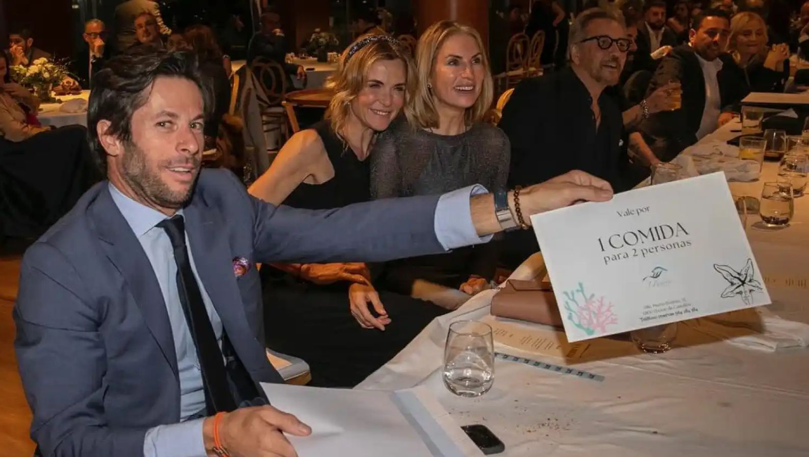 Canales Rivera junto a Regina García sentada a su izquierda y el evento de Madrid Magazine