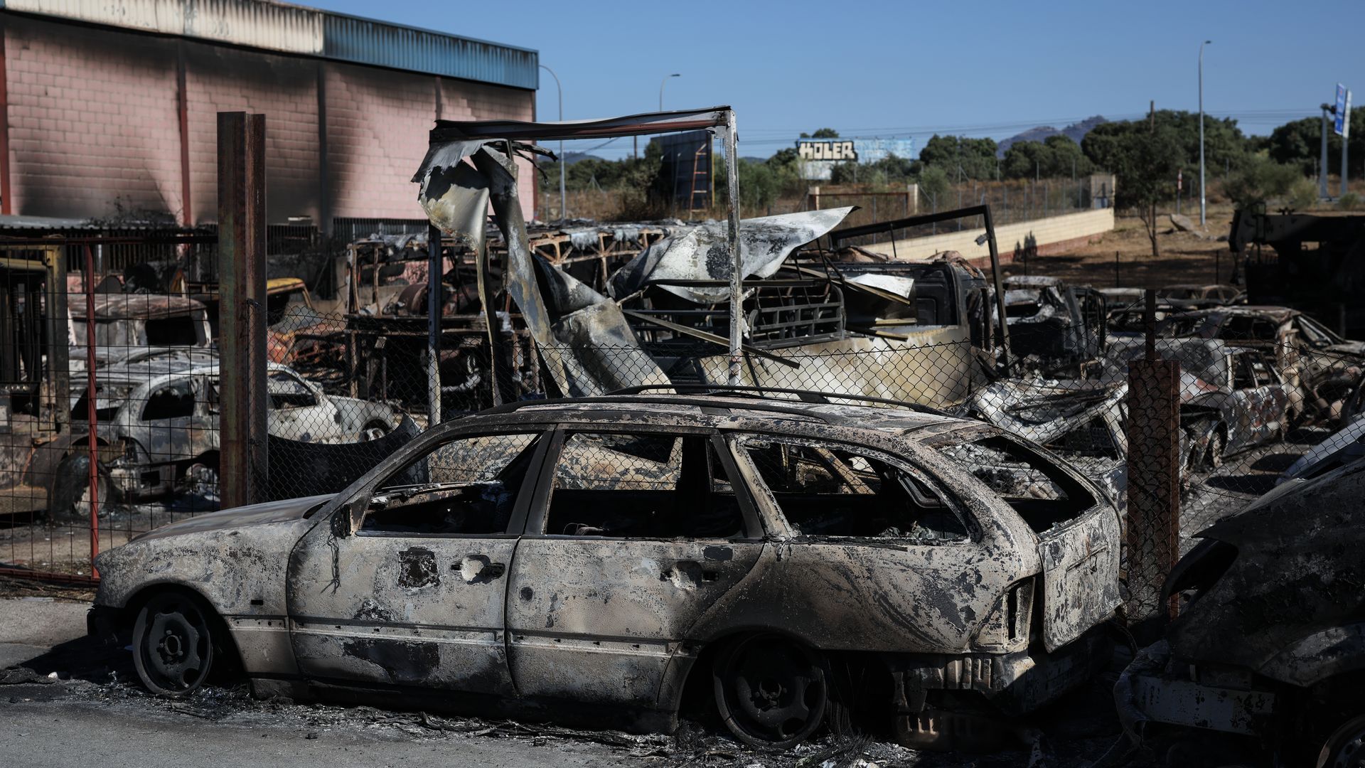 Coches calcinados tras los incendios forestales de Madrid