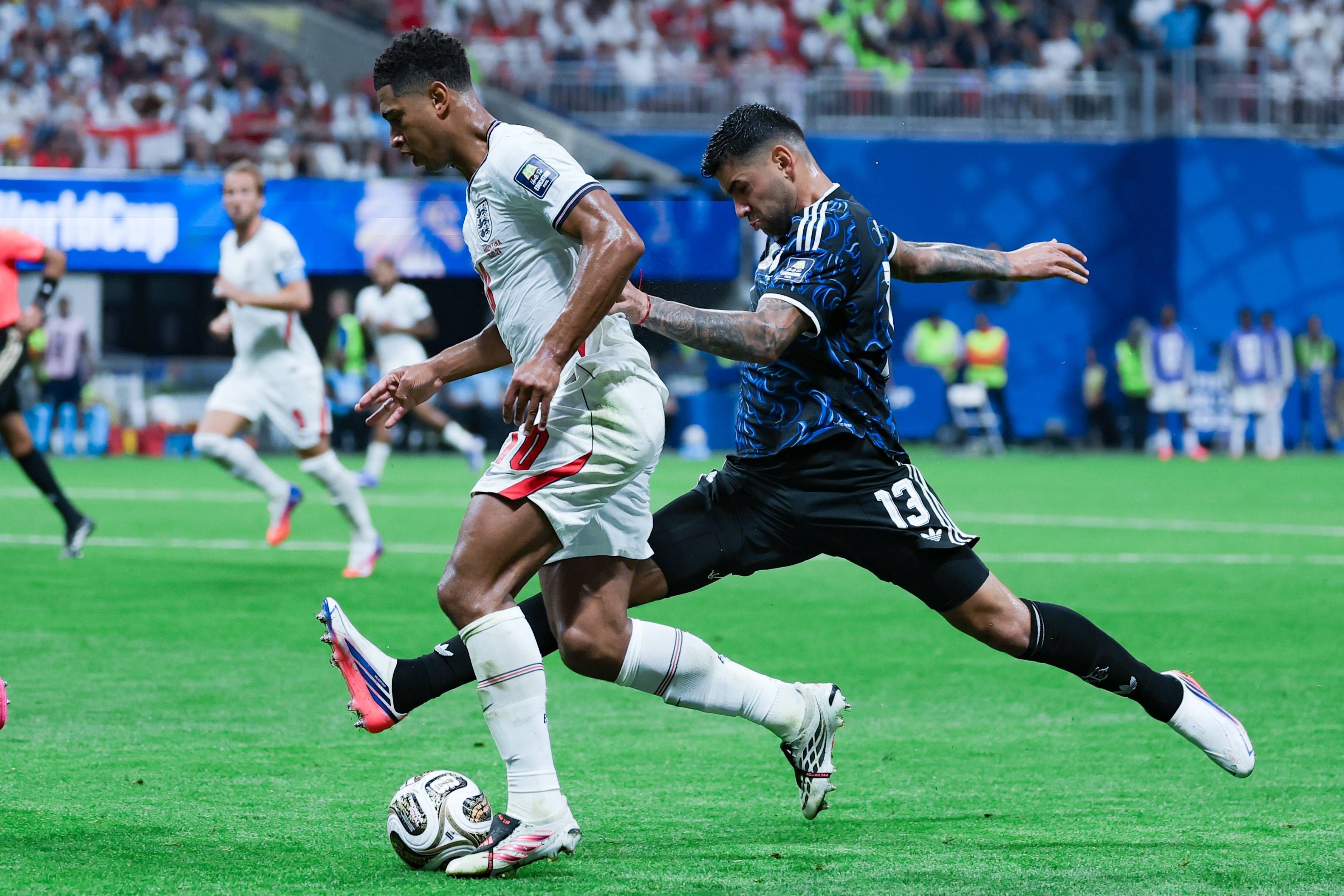 Cristian 'Cuti' Romero intentando robarle el balón a Jude Bellingham