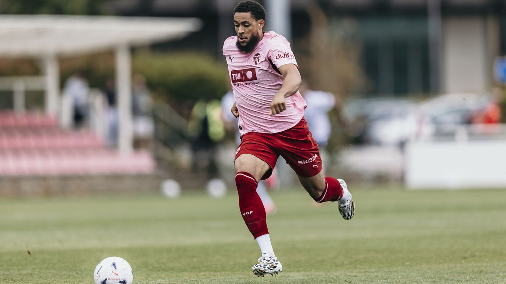 Danjuma ante el Derby County