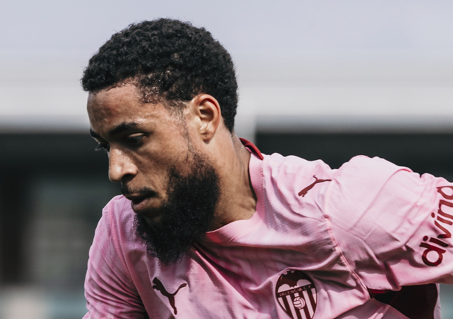 Danjuma ante el Derby County