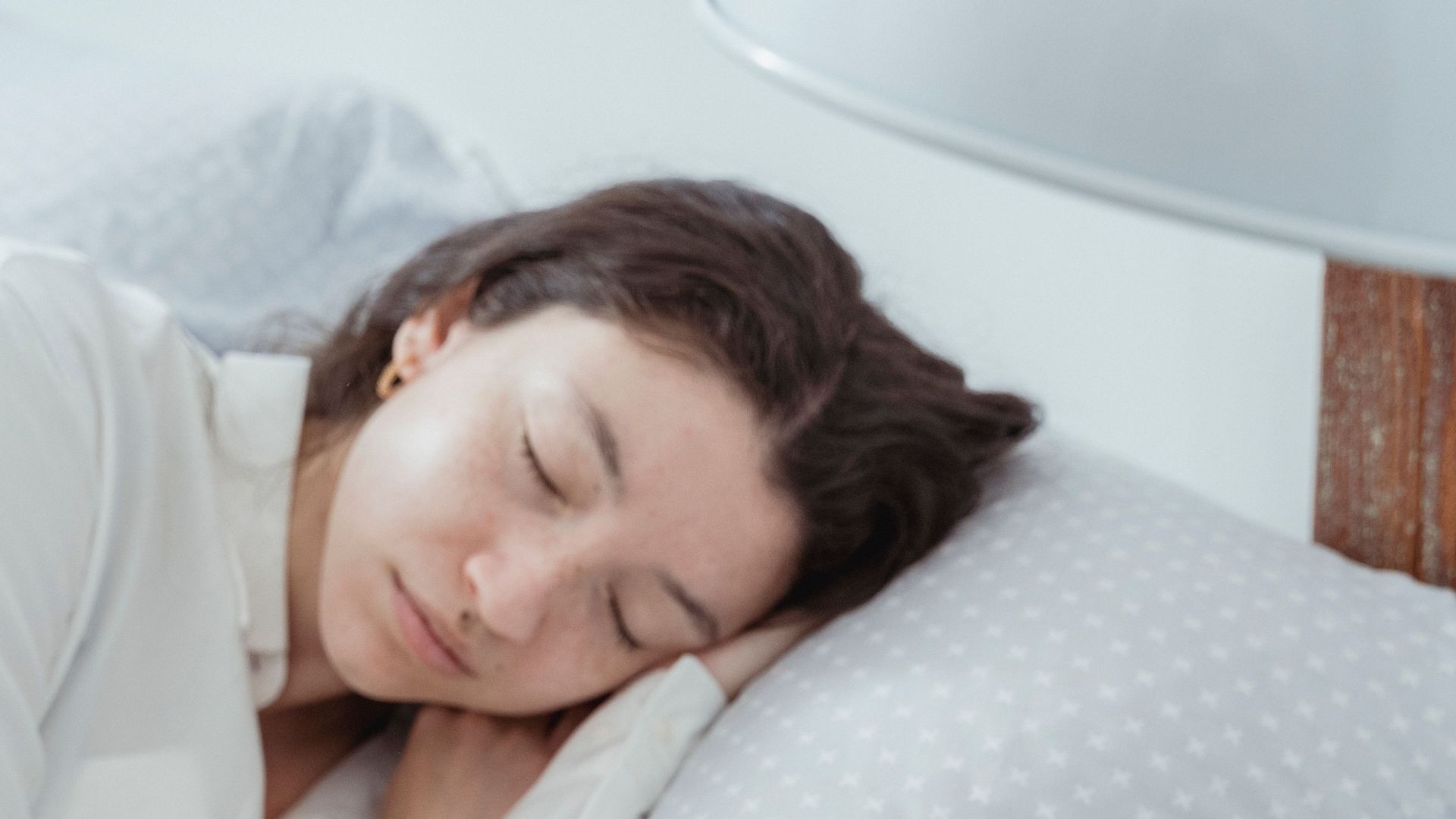 Dormir es fundamental para el descanso del cerebro en verano
