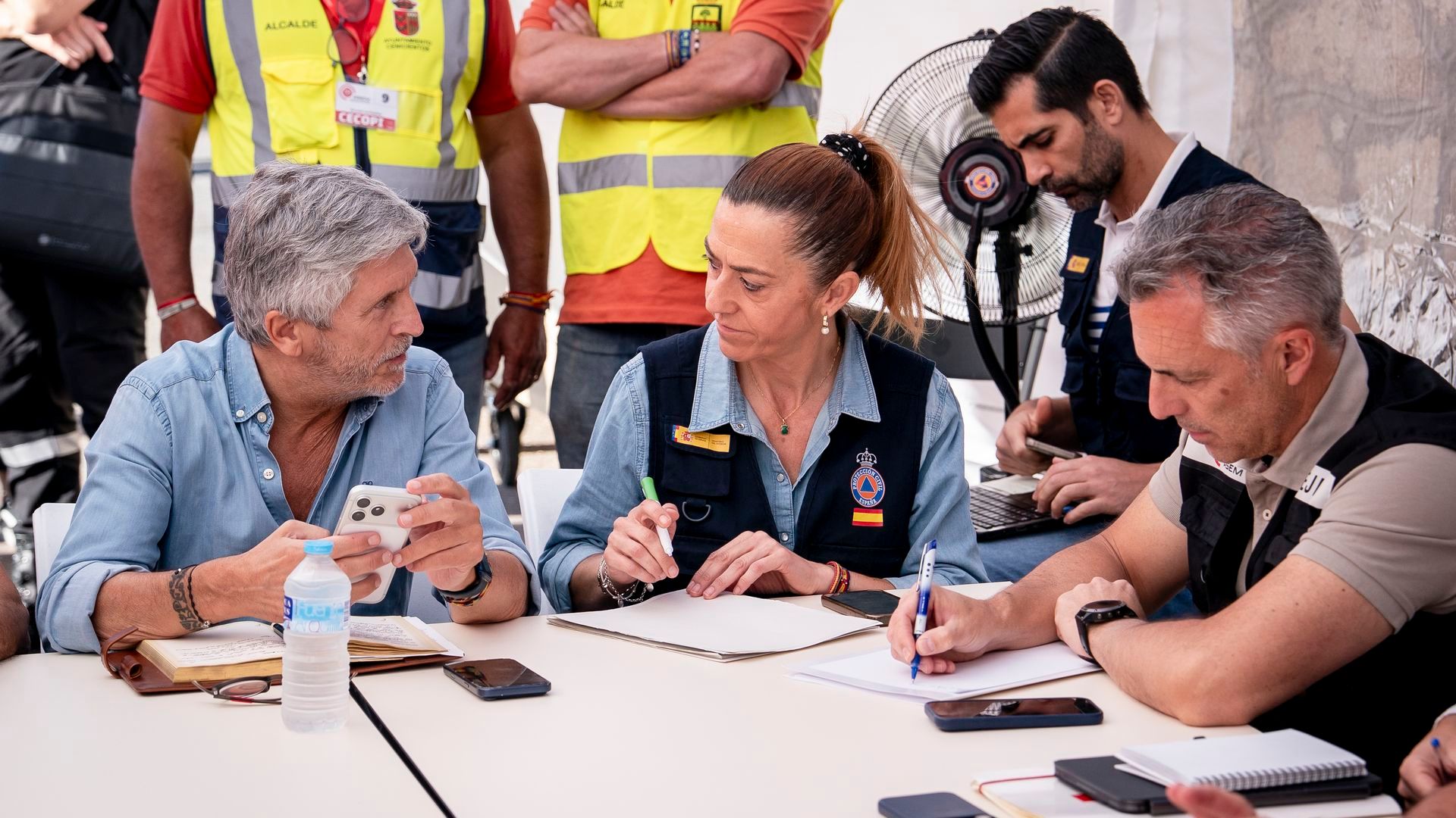 El ministro del Interior, Fernando Grande-Marlaska (1i), y el consejero de Medio Ambiente, Agricultura e Interior, Carlos Novillo, durante una visita al Puesto de Mando Avanzado, a 24 de julio de 2026, en Cenicientos, Madrid