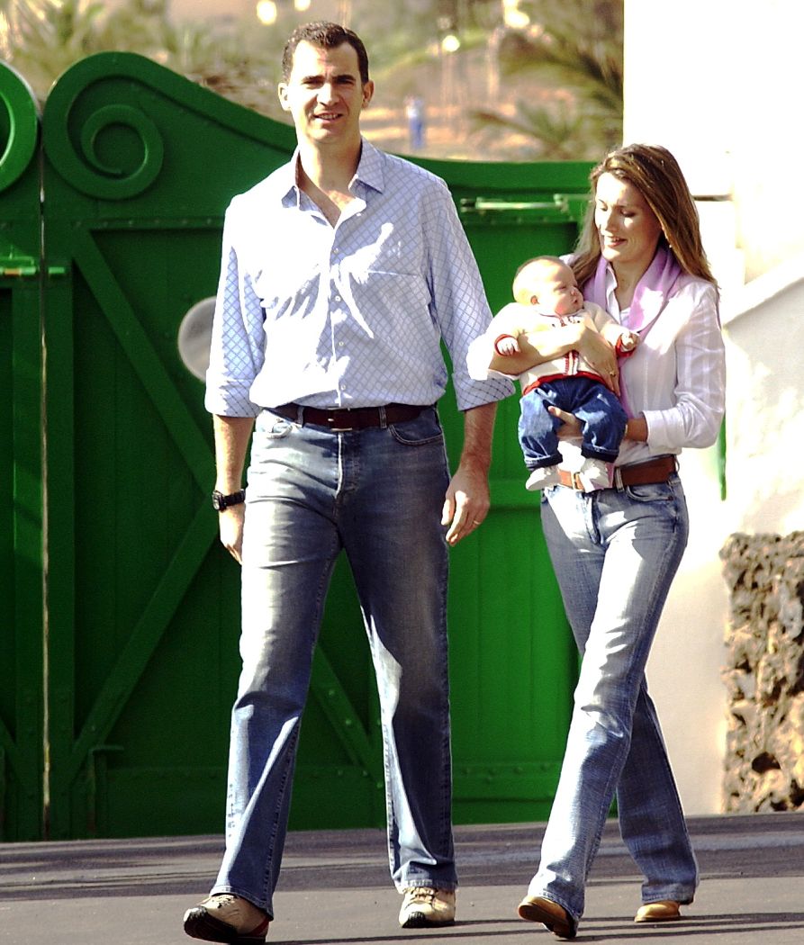 El rey Felipe VI y la reina Leticia junto a la pequeña Leonor en La Mareta, en 2005