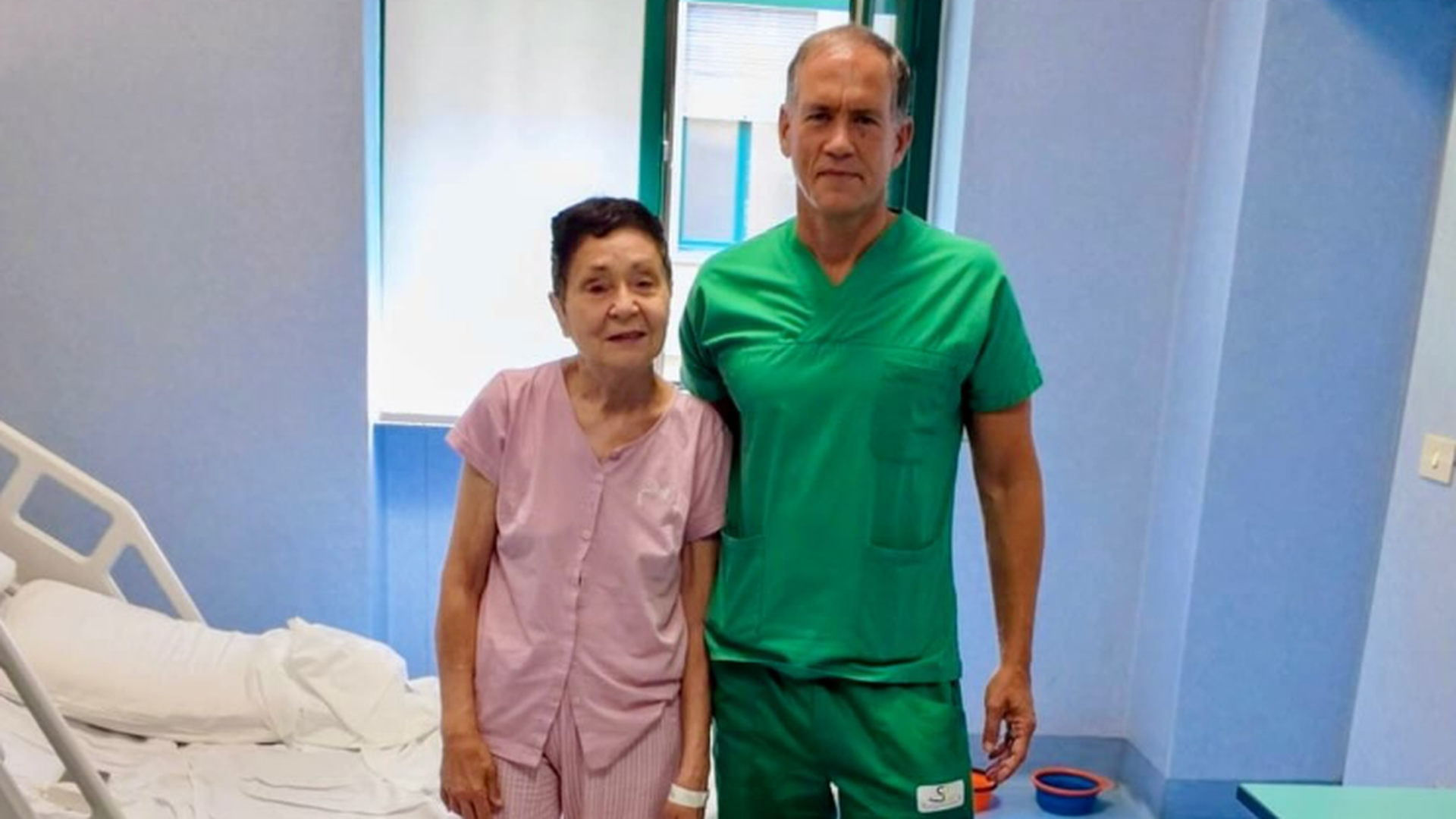 Elena, una mujer de 67 años que ha recuperado la visión gracias a un autotrasplante de un ojo a otro: "Me siento como una niña"