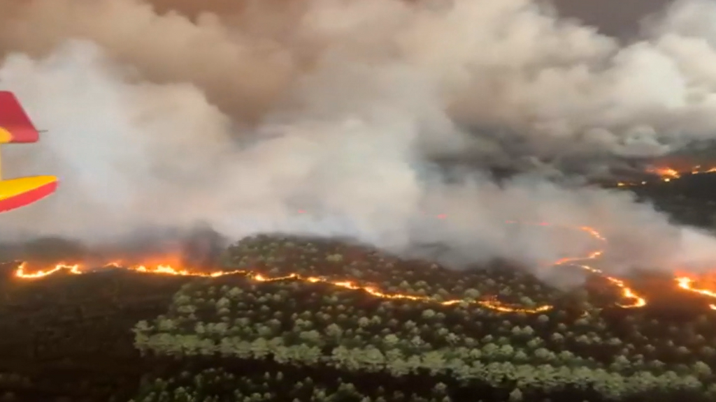 Evacúan a 4.000 turistas de un camping en Lacanau, Francia: la ola de calor aumenta la preocupación sobre los incendios del país
