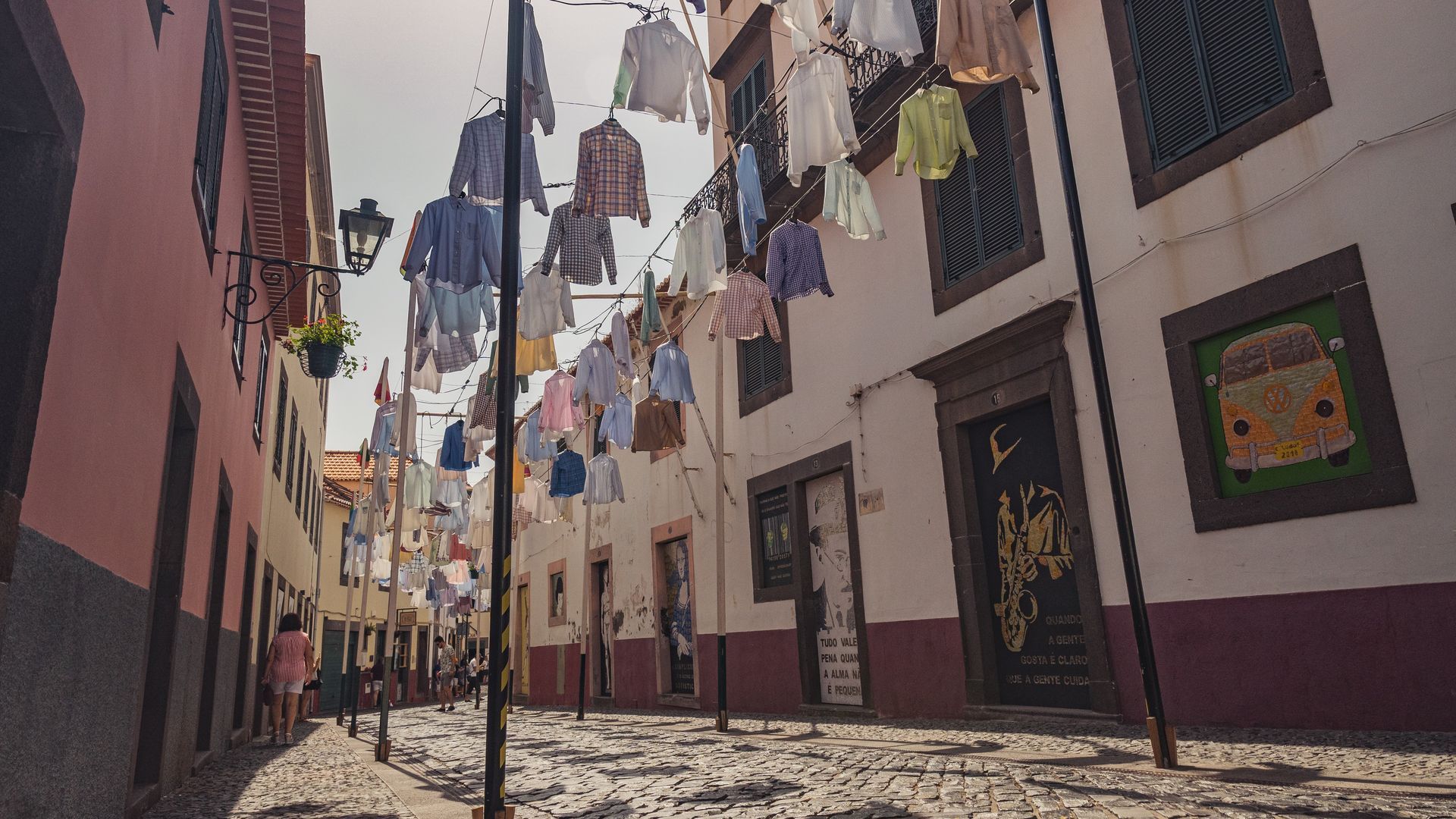 ¿Existe una normativa sobre ir sin camiseta por la calle? Los municipios que sí multan este tipo de conductas con hasta 750 euros ¿Existe una normativa sobre ir sin camiseta por la calle? Los municipios que sí multan este tipo de conductas con hasta 750 euros