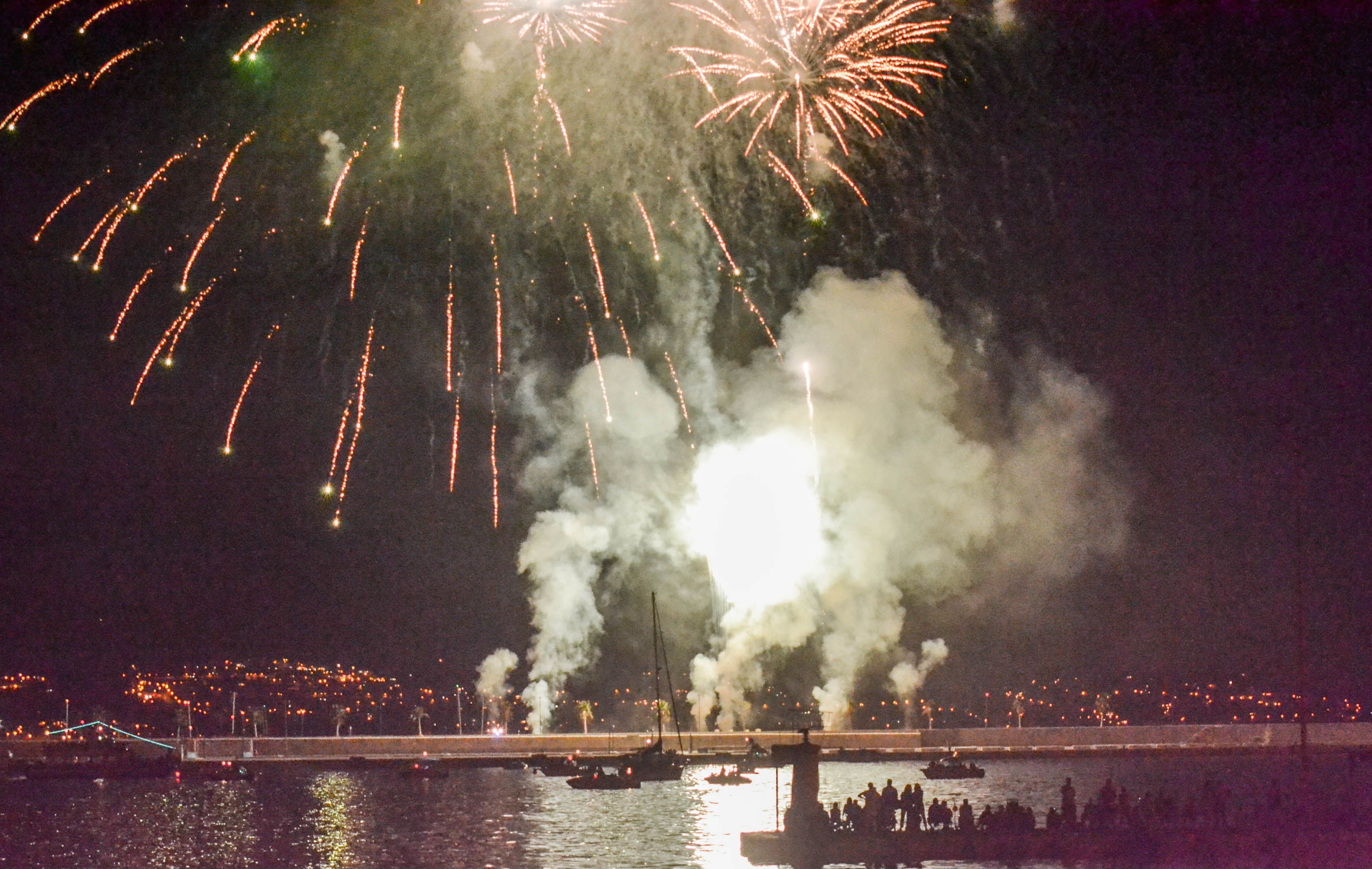 Fuegos artificiales en Málaga vistos desde el puerto