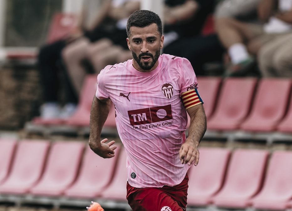 Gayà ante el Derby County