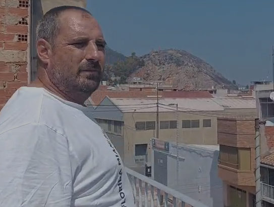 Javier mira los alrededores del pueblo desde la terraza de su casa