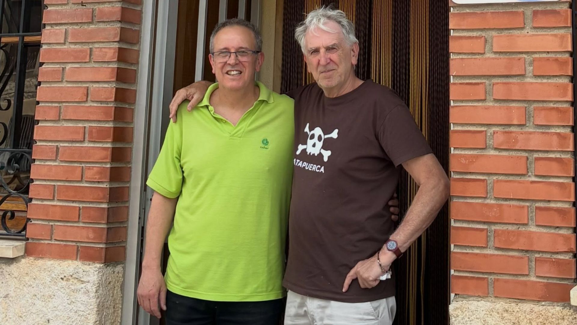 Juan Luis Arsuaga en el bar Herrero junto a su dueño