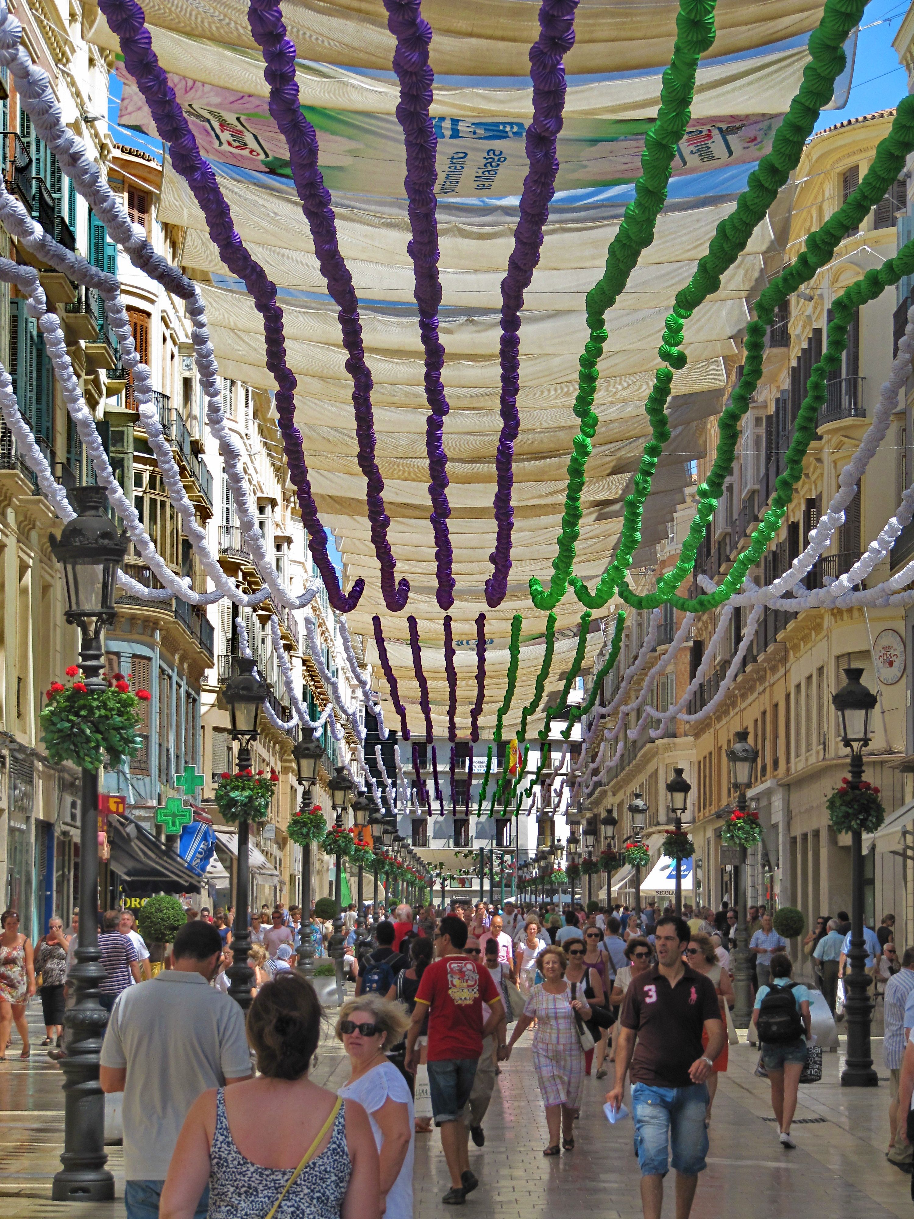 La calle Larios, en plena Feria de Málaga, adornada con farolillos de los colores de su bandera