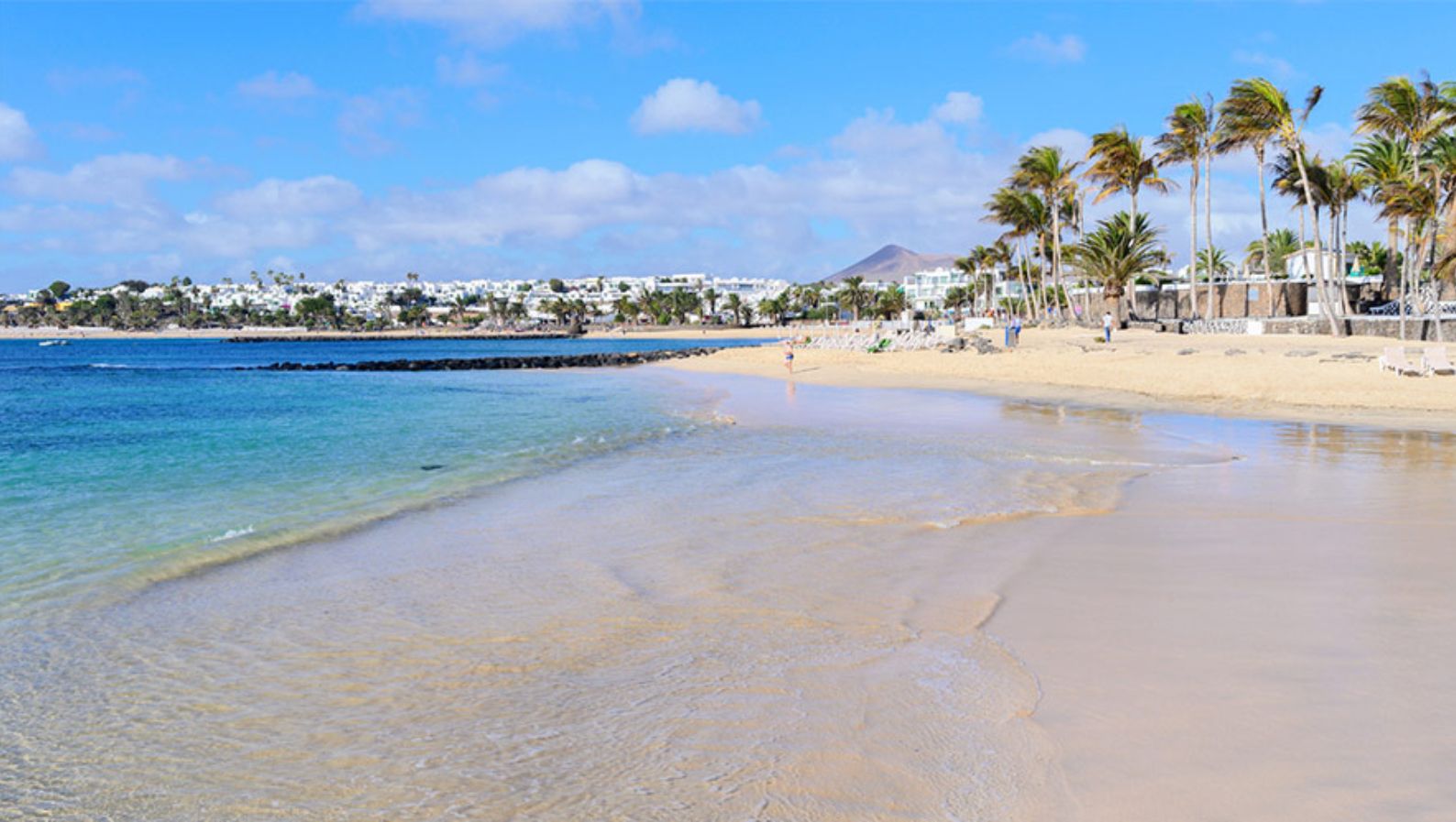 La Playa de las Cucharas en la Costa Teguise en Lanzarote