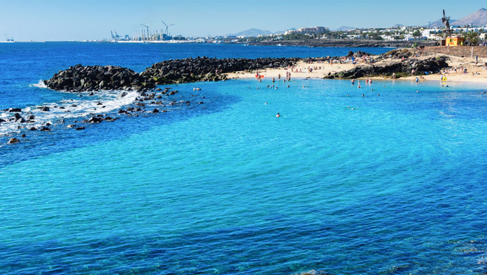 La Playa del Jablillo en la Costa Teguise en Lanzarote
