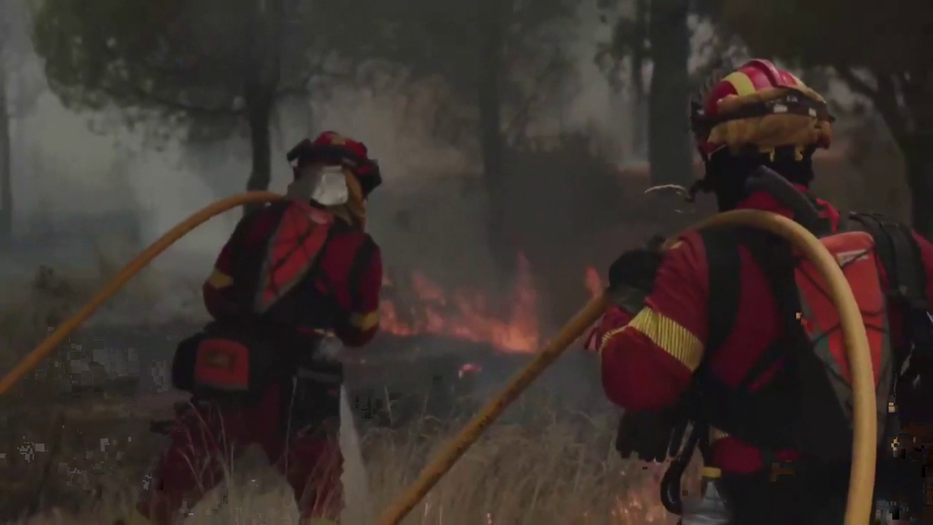 Los efectivos desplegados en la lucha contra los incendios trabajan contra reloj para contener el fuego antes de una nueva ola de calor